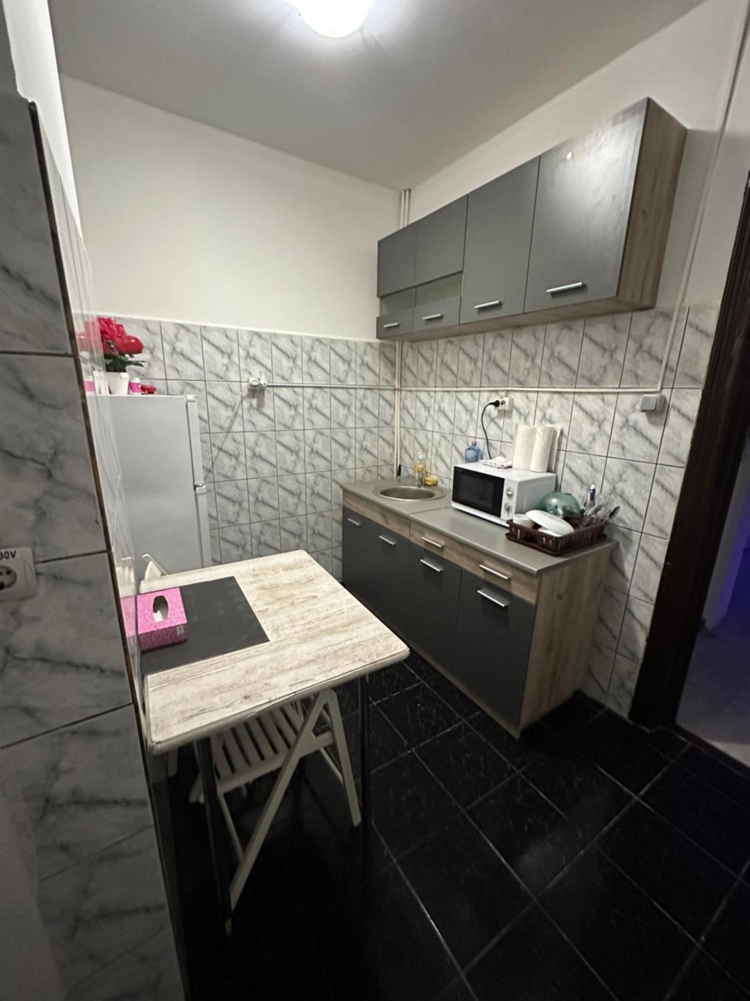 Economic Low Buget Downtown Studio Tiny Home On Street Piata Amzei Bucareste Exterior foto